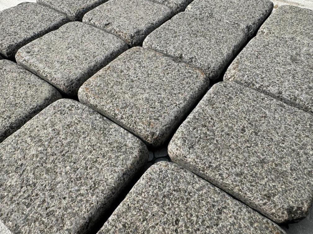 tumbled cobble black.jpg